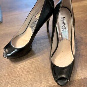 Michael Kors size 9 gorgeous black peep toe pump